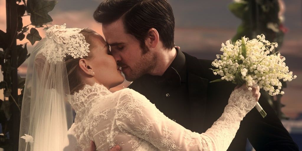 Emma and Hook kiss on their wedding day in Once Upon A Time