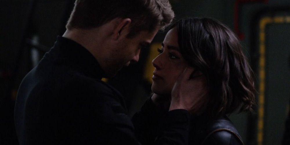 Luke Mitchell As Lincoln Campbell Holding Chloe Bennet's Daisy Johnson's Face