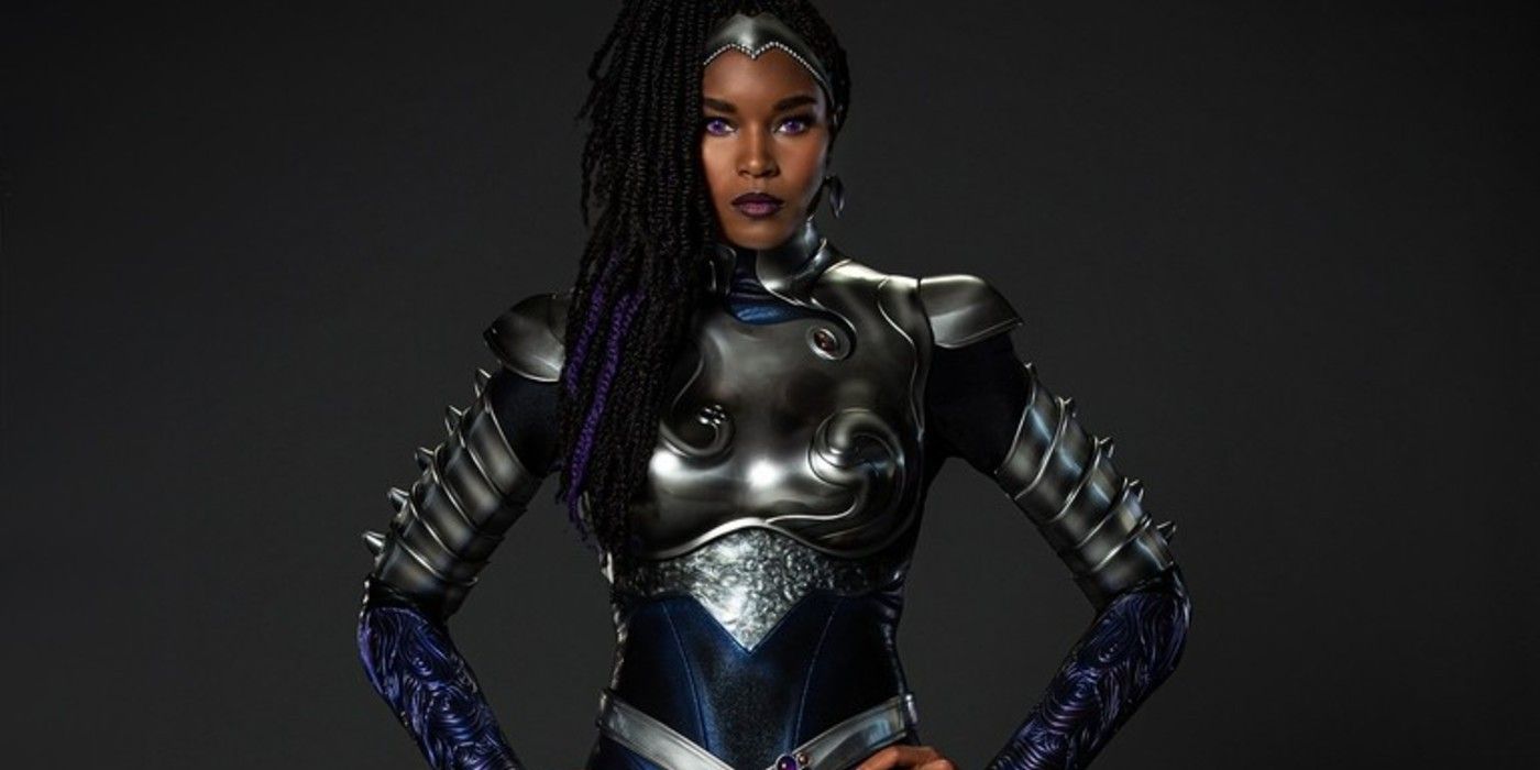 Blackfire posing with her hands on her waist in Titans season 3