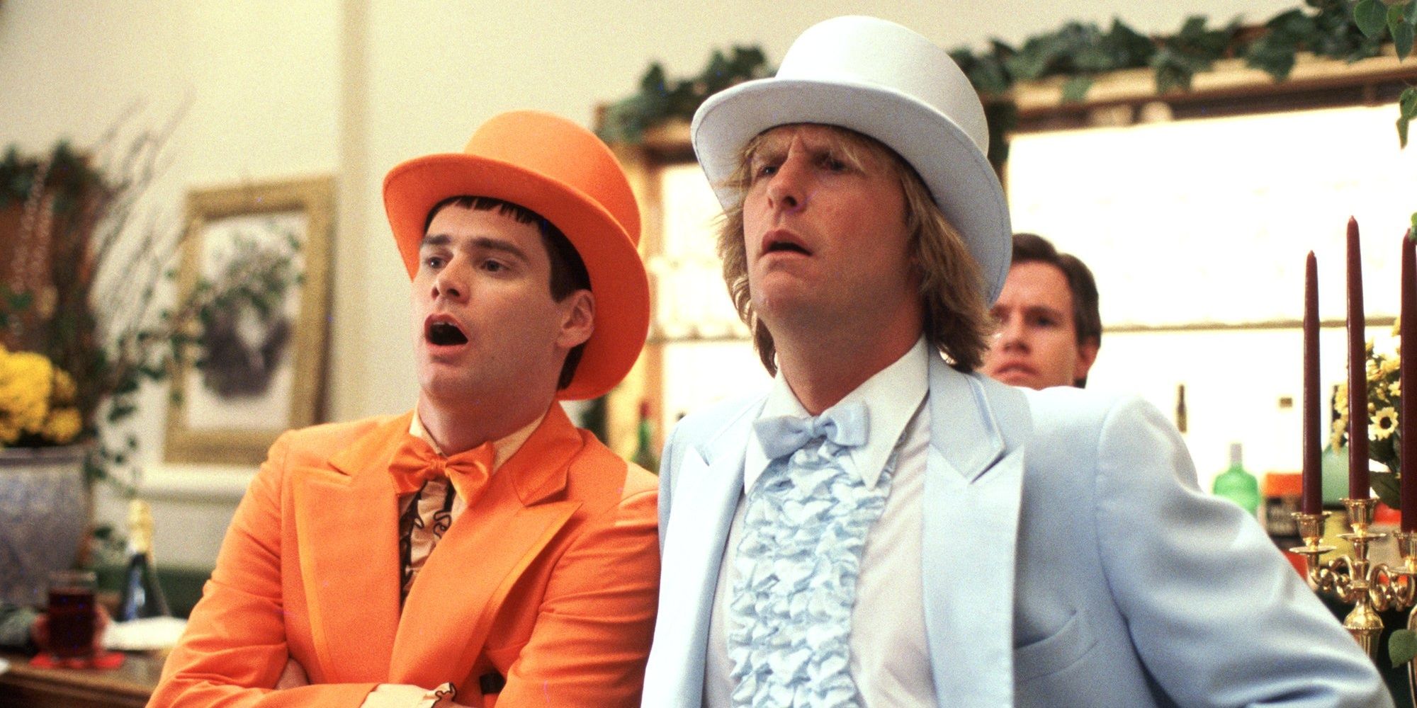 Jim Carrey e Jeff Daniels de terno em Dumb and Dumber