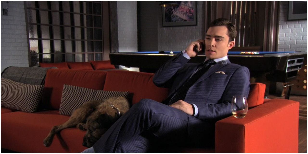 Chuck talks on the phone in Gossip Girl