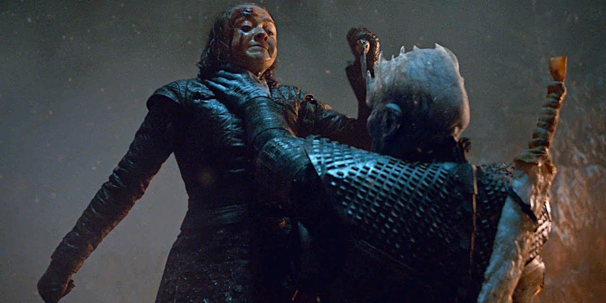 O Nigh King segurando Arya pela garganta enquanto ela tenta esfaqueá-lo em Game Of Thrones