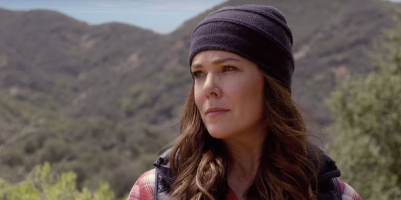 Lorelai standing outside in Gilmore Girls: A Year In The Life revival