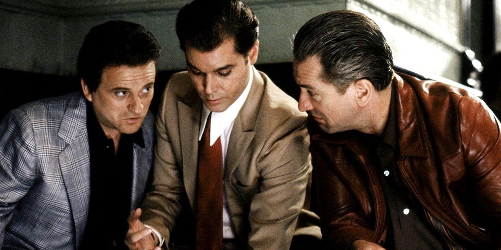 Joe Pesci, Ray Liotta and Robert De Niro looking into the bag in Goodfellas