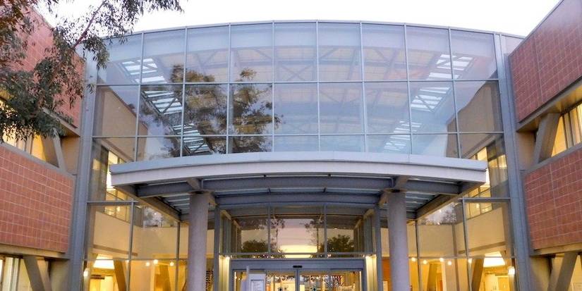 An exterior view of Grey Sloan Memorial Hospital Greys Anatomy