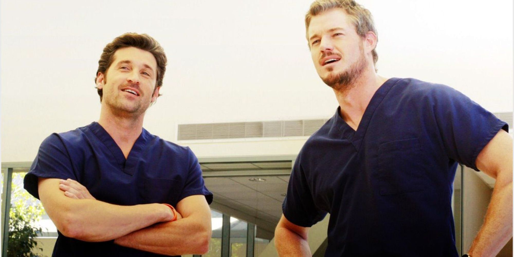 Derek e Mark olhando na mesma direção em Grey's Anatomy.