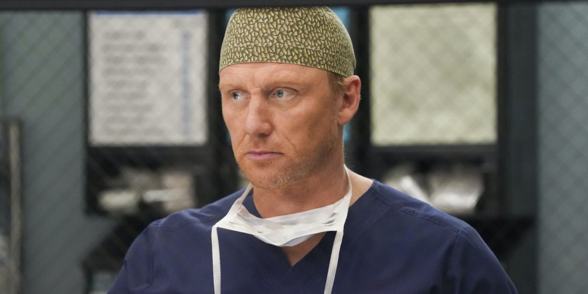 Uma imagem de Owen Hunt parecendo sério durante a cirurgia em Grey's Anatomy