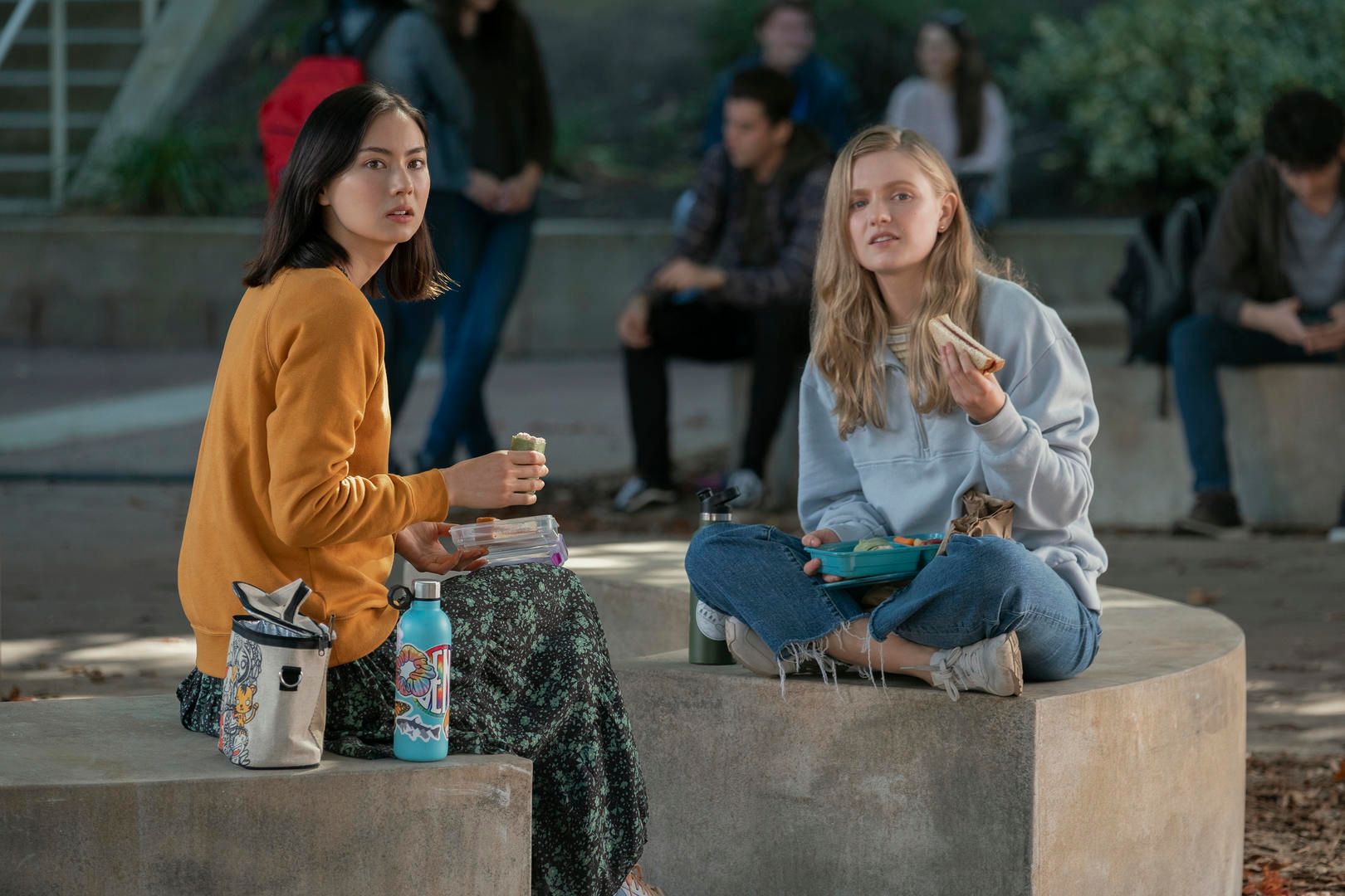 Moxie. Lauren Tsai as Claudia, Hadley Robinson as Vivian in Moxie. Cr Colleen Hayes/NETFLIX © 2020