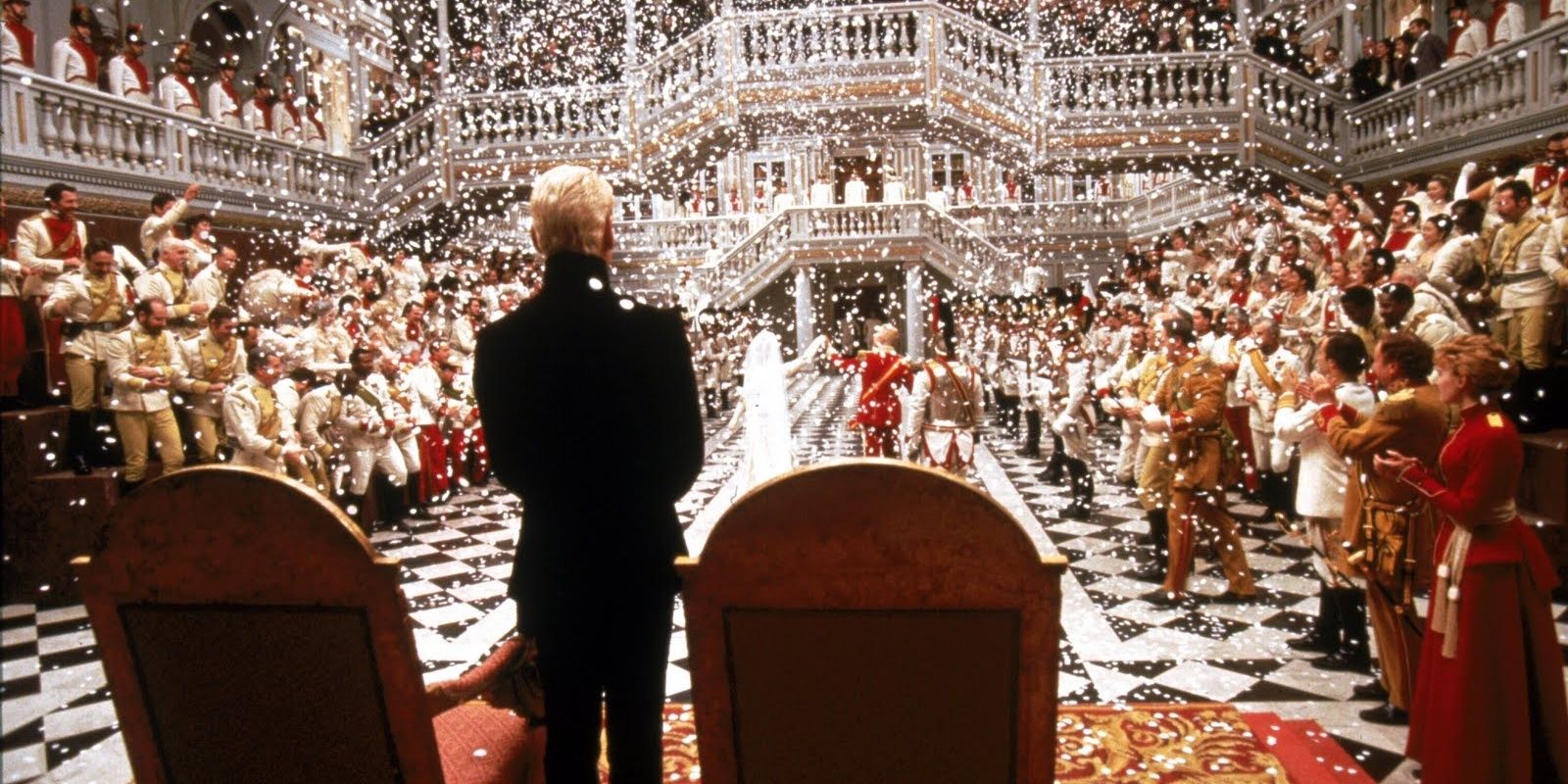 Kenneth Branagh fica de pé e assiste a uma celebração em Hamlet (1996)