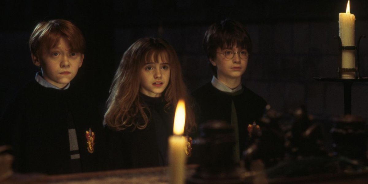 Ron, Hermione e Harry são pegos fora da cama em Harry Potter e a Pedra Filosofal