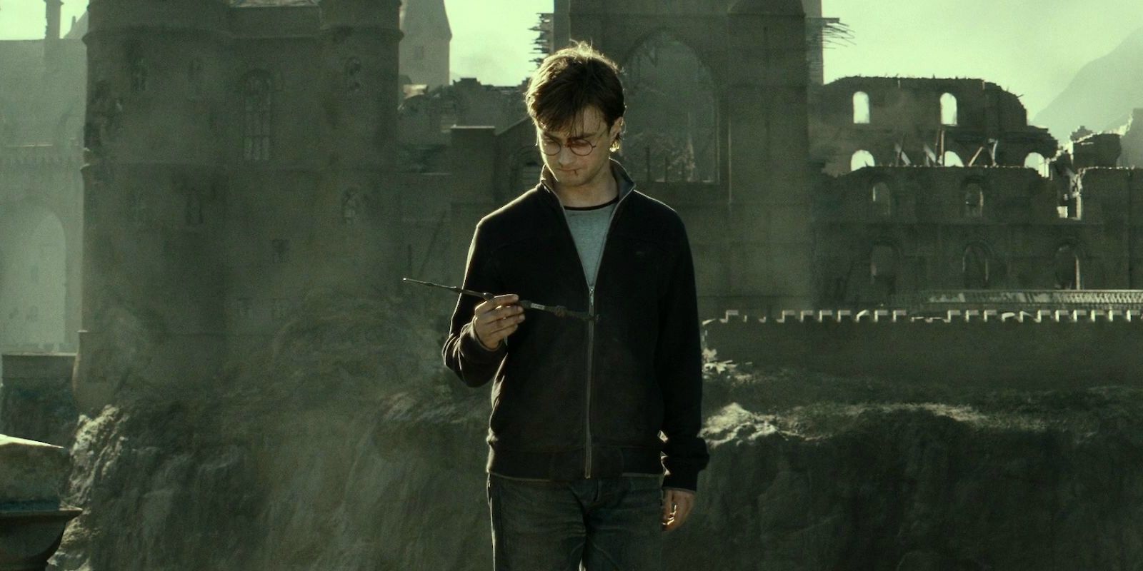 Harry Potter looking at Elder Wand