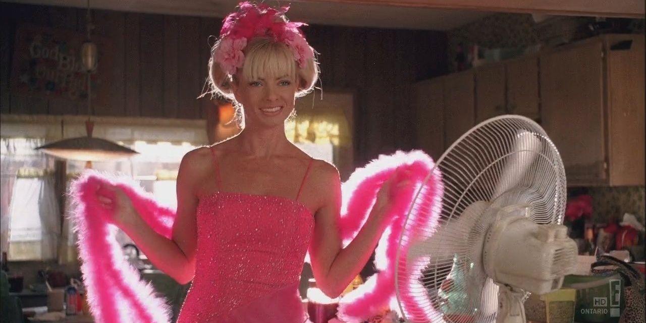 Joy Turner on My Name Is Earl wearing a pink dress and pink boa. 