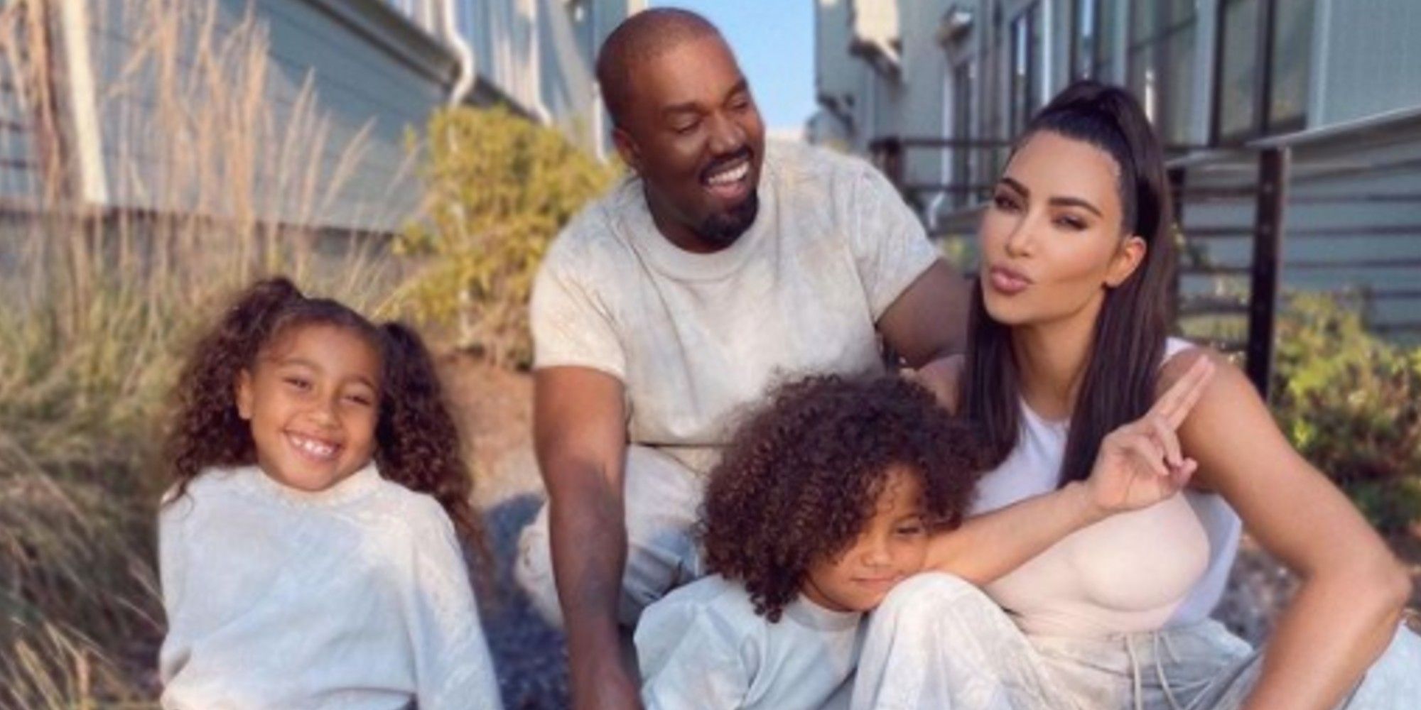 A estrela dos Kardashians Kim Kardashians com Kanye West e filhos