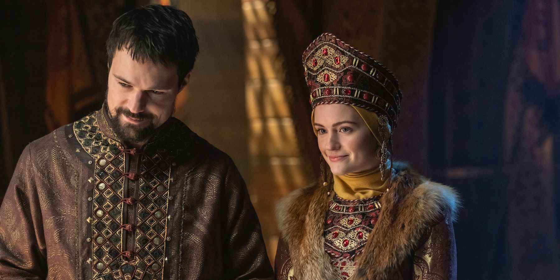 Freydis somigliante a Katia accanto a un uomo in Vikings