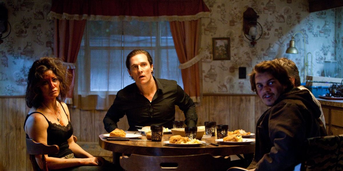 McConaughey e Emile Hirsch em uma mesa em Killer Joe