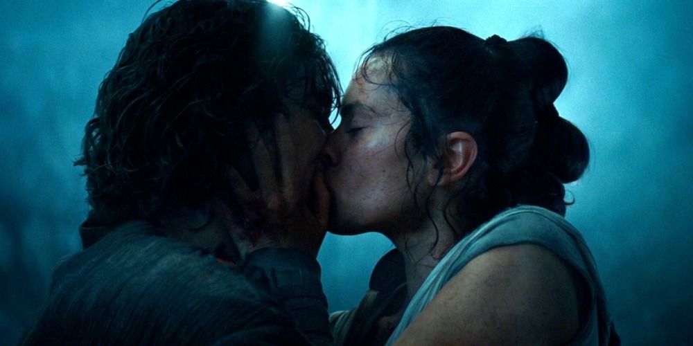 Kylo Ren and Rey kissing in Star Wars The Rise of Skywalker (2019)