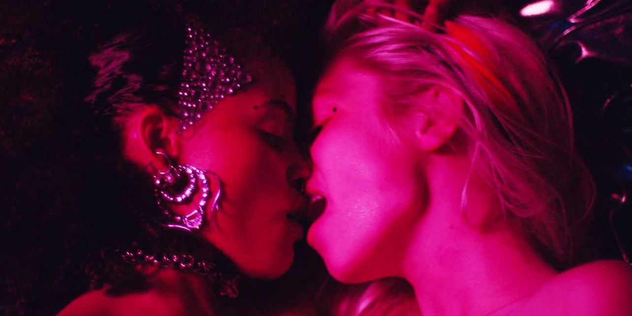 Jules and Anna kissing in Euphoria.