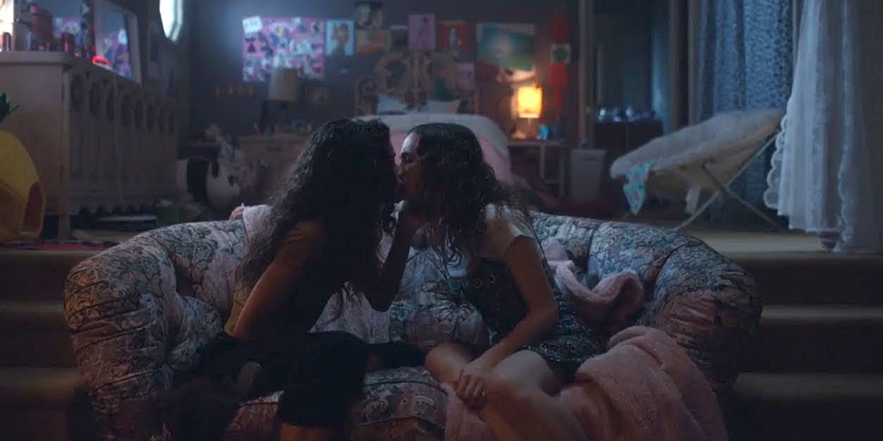 Lexi And Rue kissing in Euphoria.