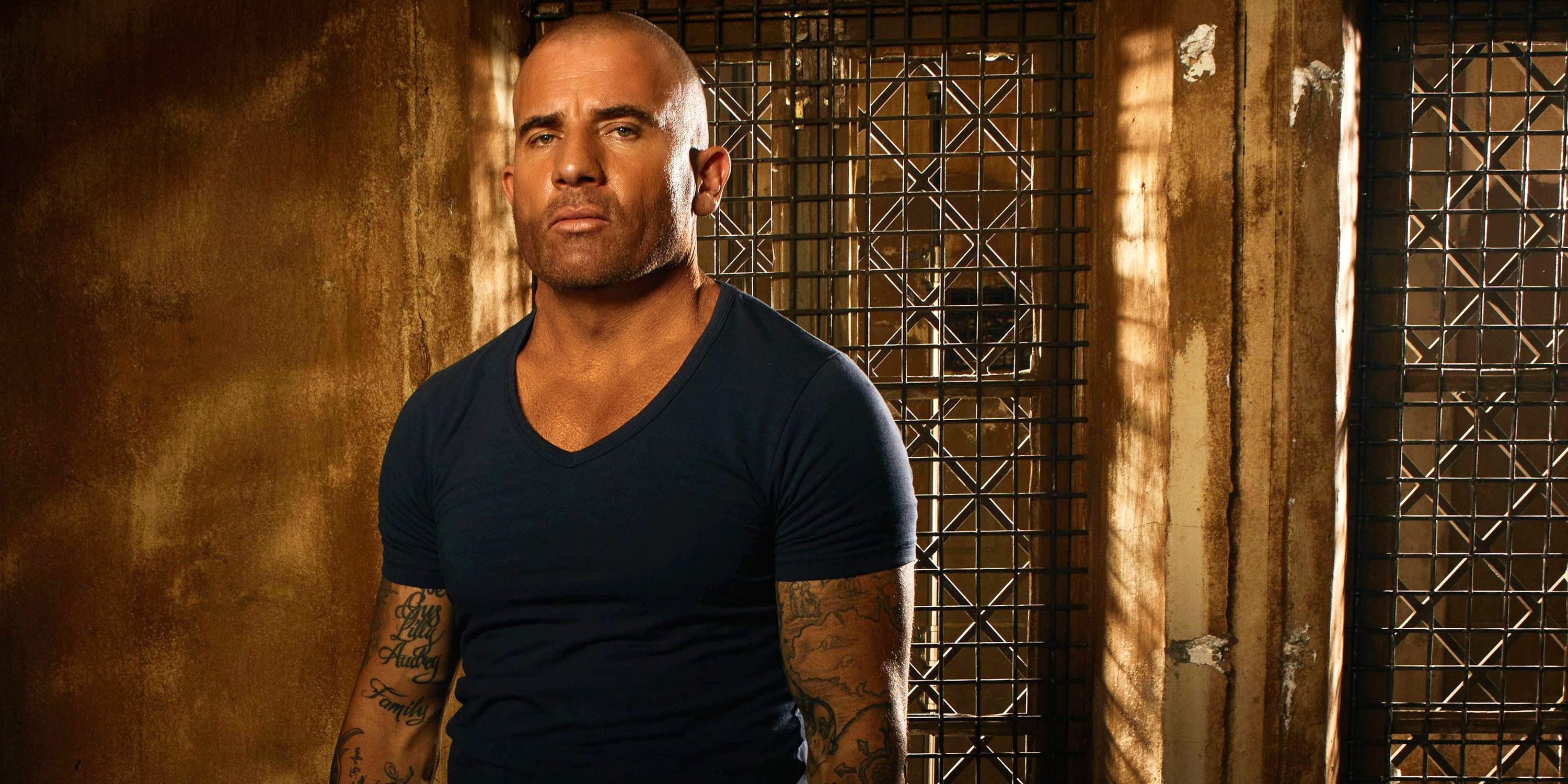 Lincoln Burrows stands in a jail cell