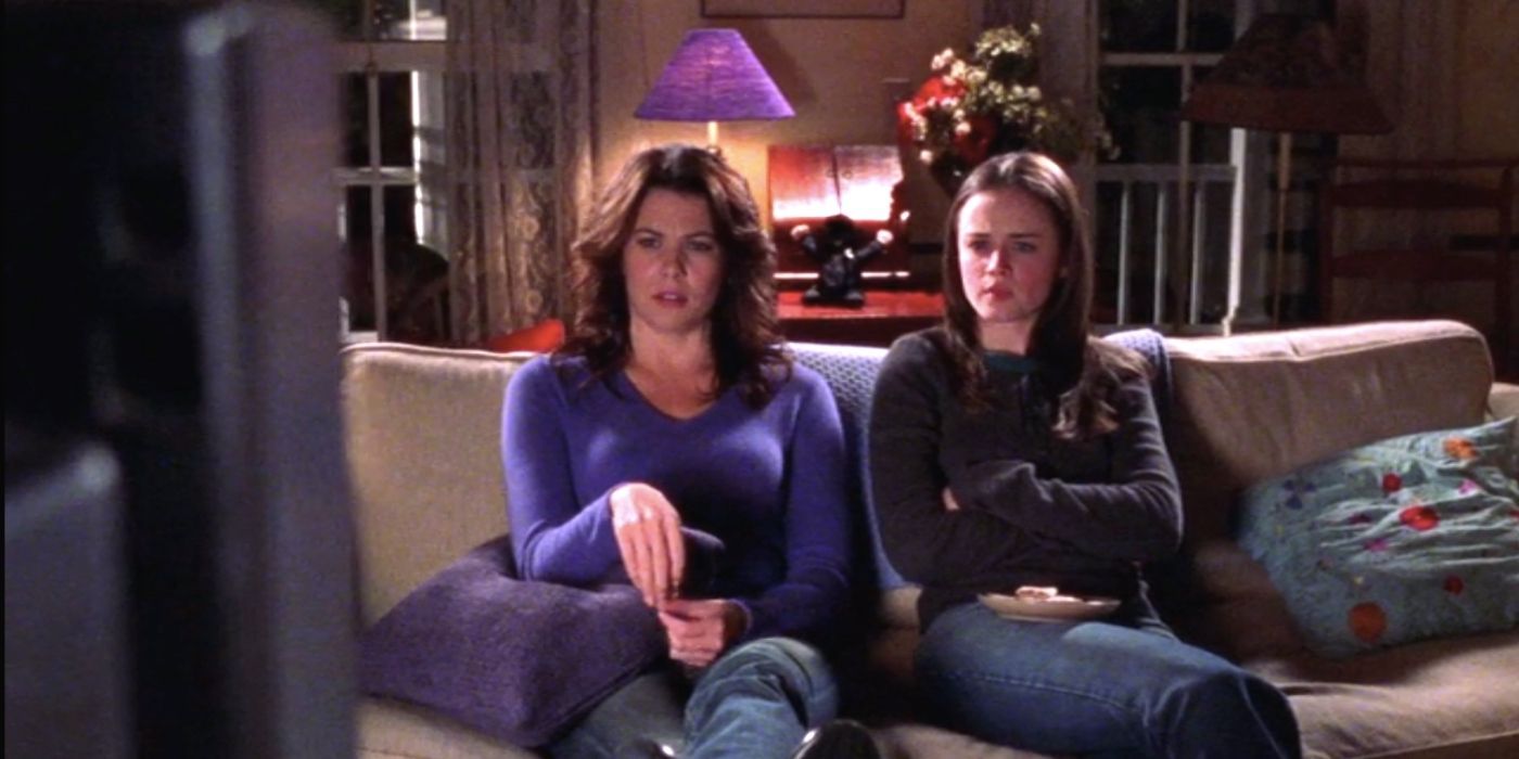 Lorelai and Rory watching a movie at home on Gilmore Girls