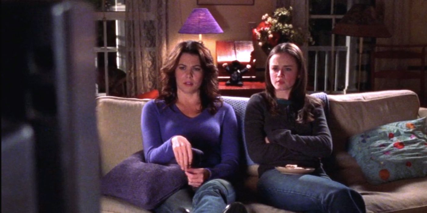 Lorelai and rory watching movie on movie night gilmore girls