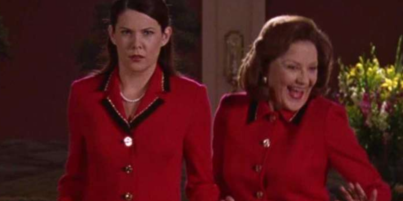 Lorelai e Rory vestindo ternos vermelhos em um desfile de moda em Gilmore Girls