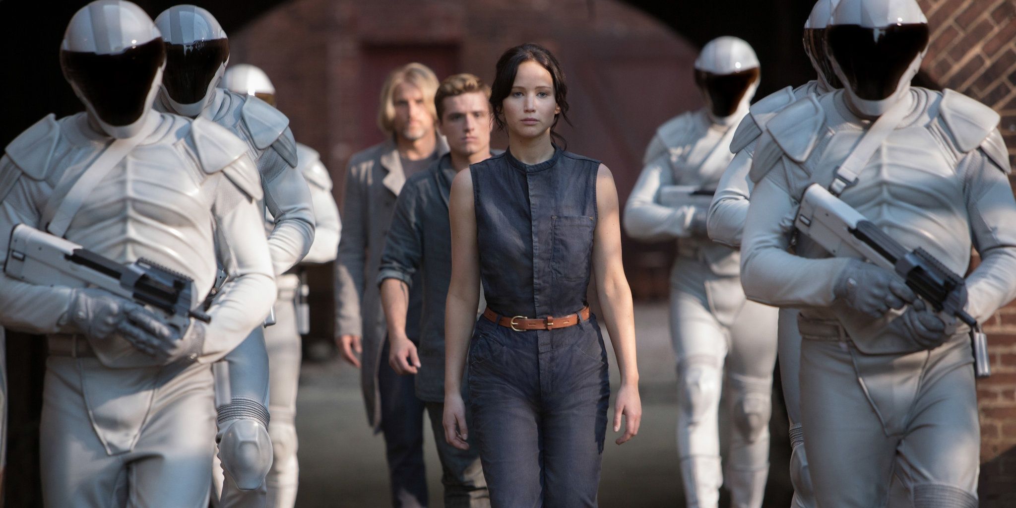 Katniss Everdeen walking, flanked by soldiers 