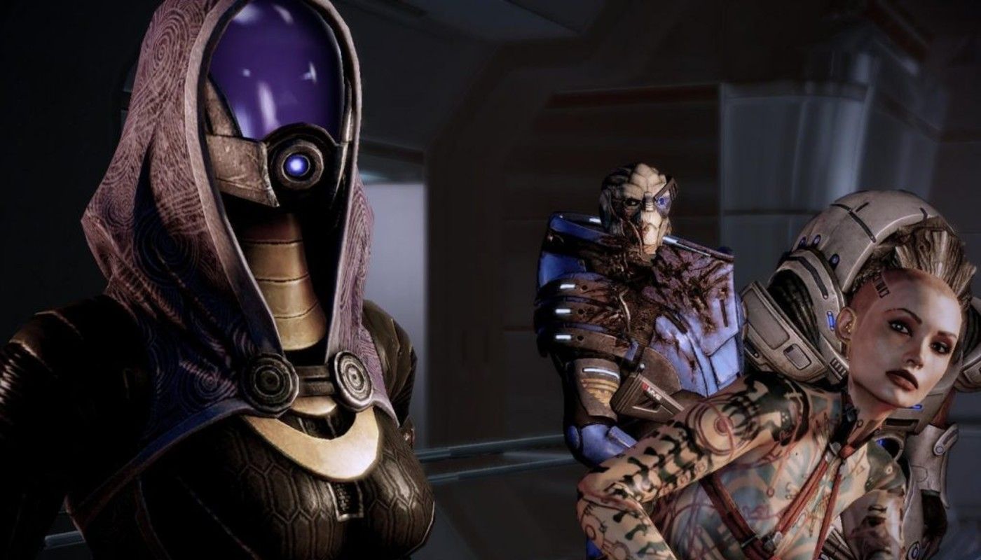 The squad prepares in the coms room aboard the Normandy in Mass Effect 2