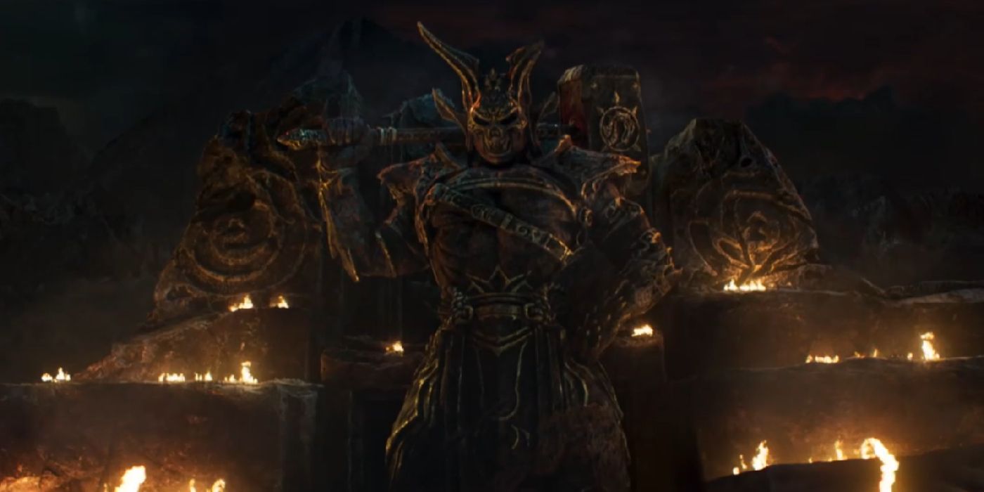 Uma estátua de Shao Kahn em Mortal Kombat (2021)