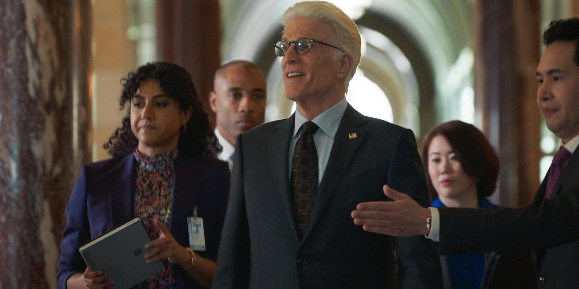 Ted Danson como Neil Bremer em uma coletiva de imprensa em Mr. Mayor