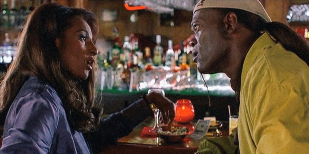 Pam Grier and Samuel L Jackson in a bar in Jackie Brown
