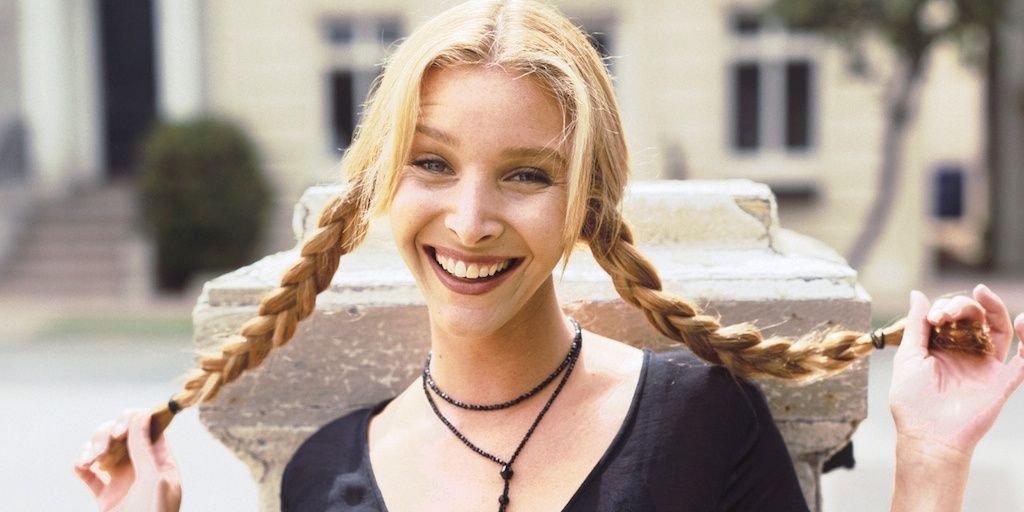 Phoebe Buffay smiling for the camera in (Friends)