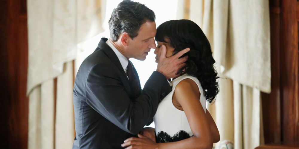 Olivia and President Grant kissing in Scandal