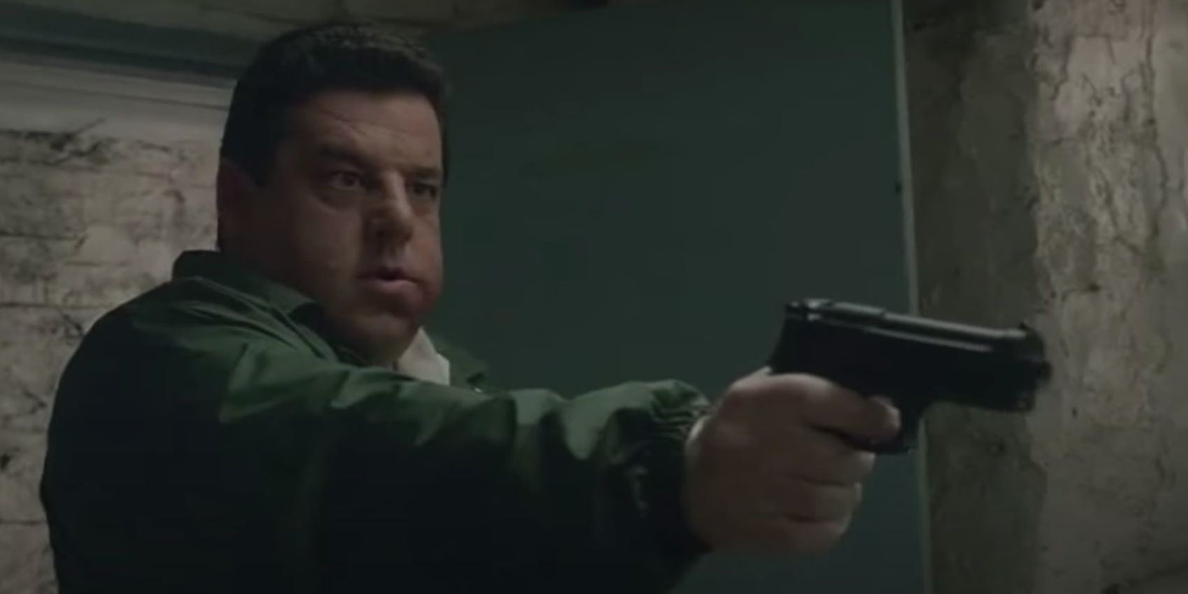 Bobby Bacala che punta una pistola ne I Soprano.