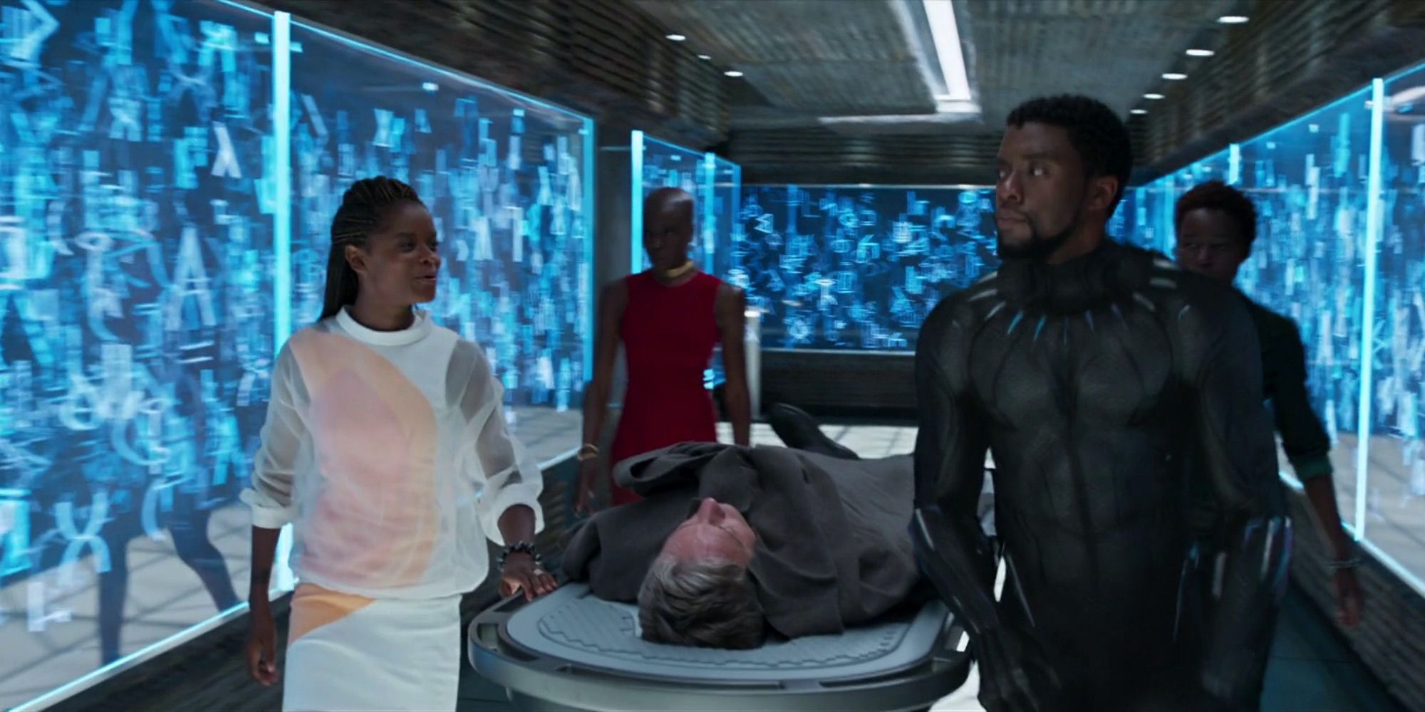 Agente Ross é levado para Wakanda por Shuri, T'Challa e outros