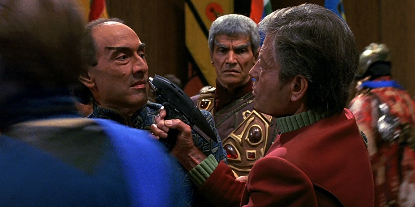 Star Trek VI - McCoy arrests a Romulan