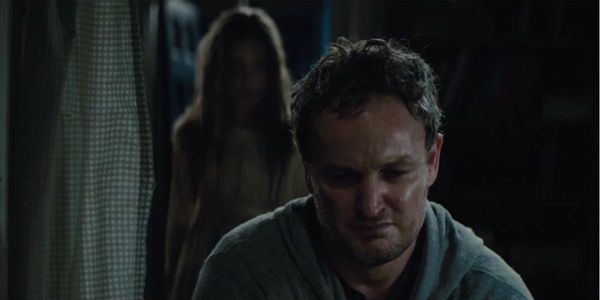 Louis' dead daughter appears behind him in Pet Sematary 2019