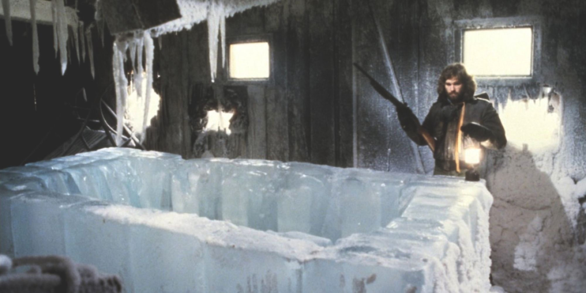 Kurt Russell holding a gun in John Carpenter&rsquo;s The Thing