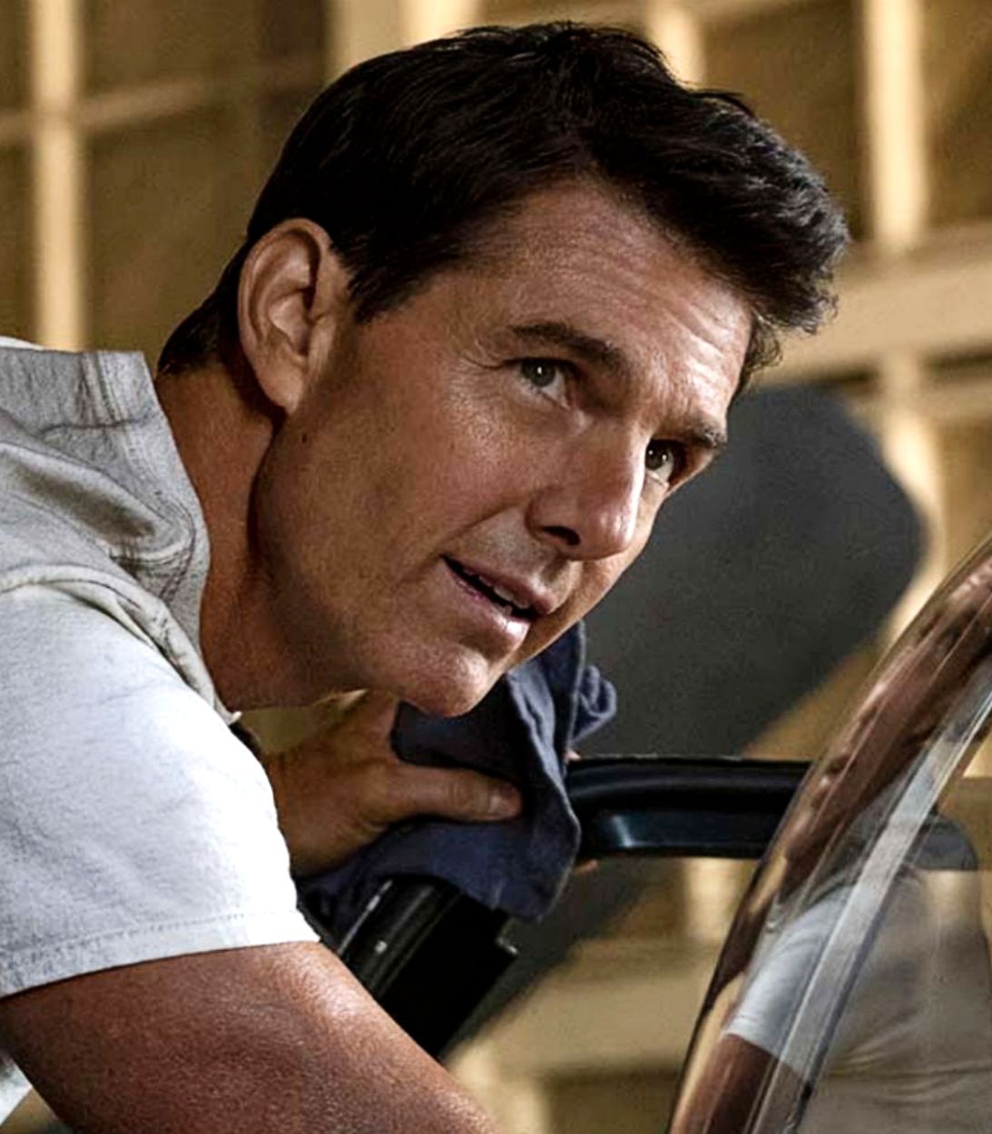 Tom Cruise Top Gun Maverick Vertical
