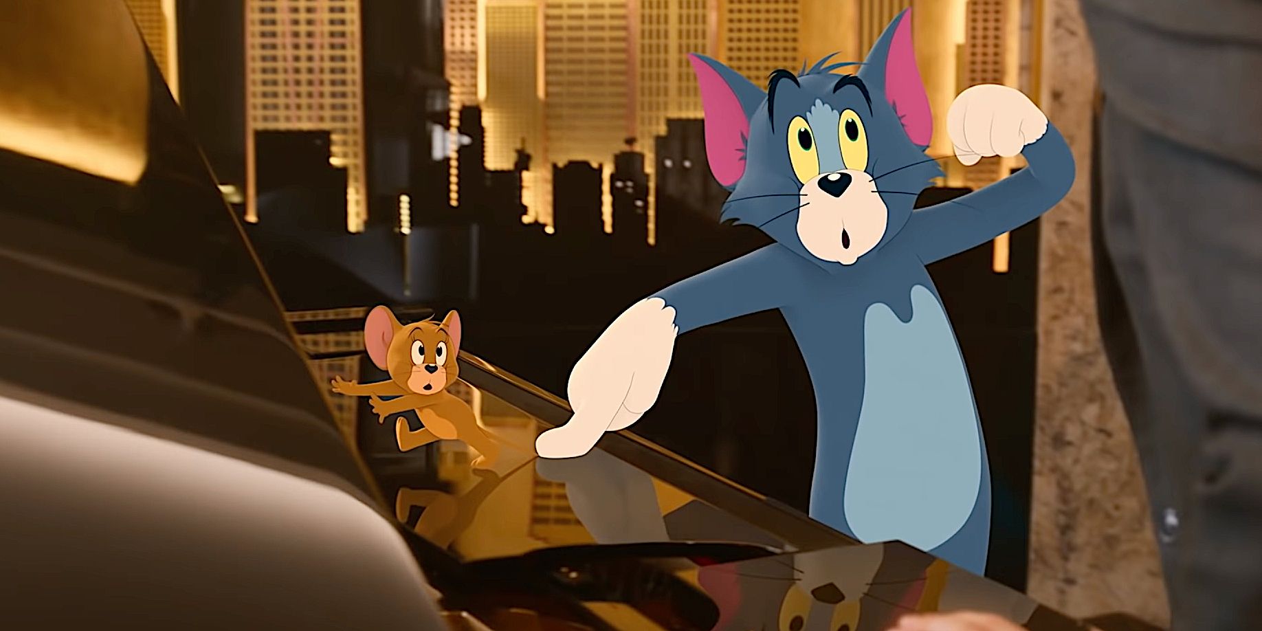Tom and Jerry fight in the hotel with Chloe Grace Moretz.