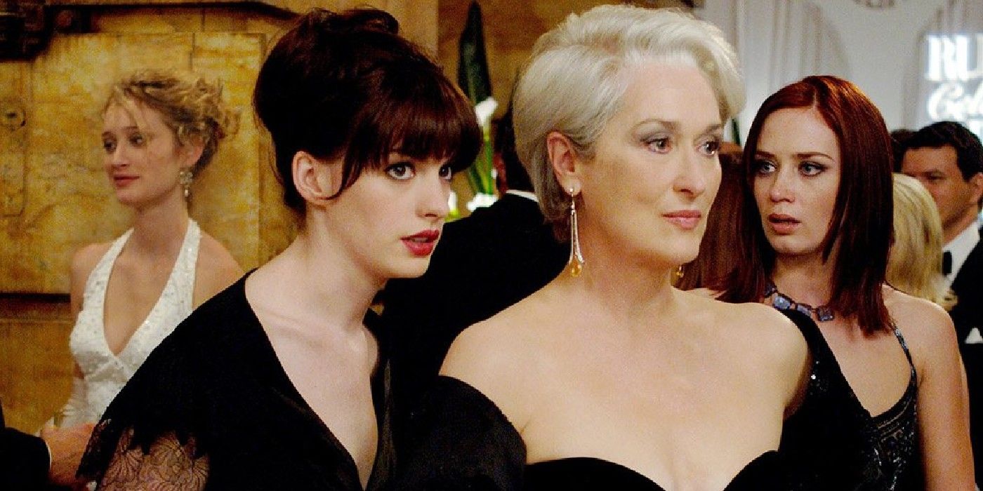 Anne Hathaway discute avec Meryl Streep dans Le Diable s'habille en Prada