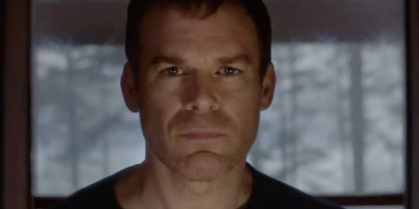 Michael C Hall parecendo sério como Dexter Morgan em Dexter