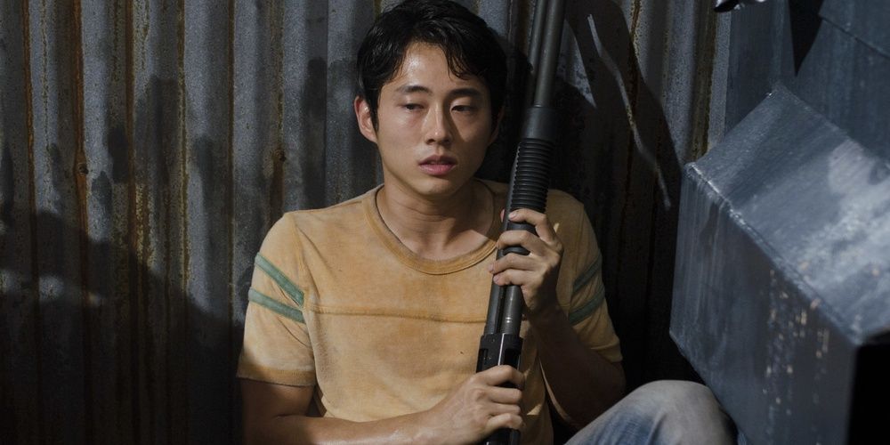 glenn hides with a rifle in The Walking Dead