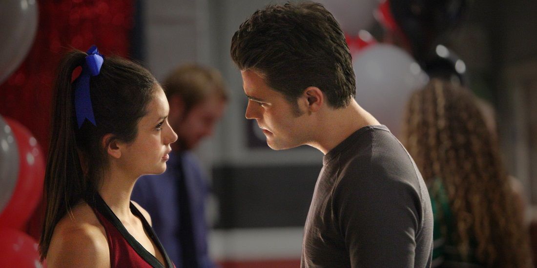 Elena e Stefan conversando sério em The Vampire Diaries