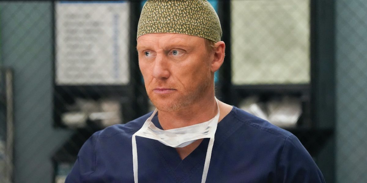 Owen Hunt wearing scrubs in Grey's Anatomy
