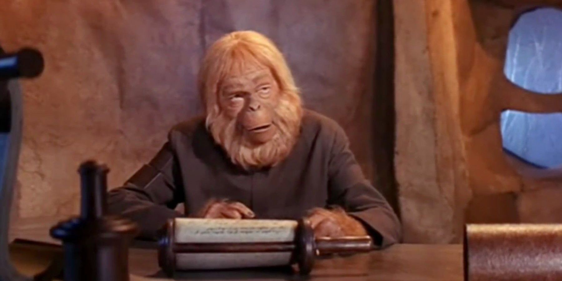 Dr. Zaius em sua mesa no Planeta dos Macacos