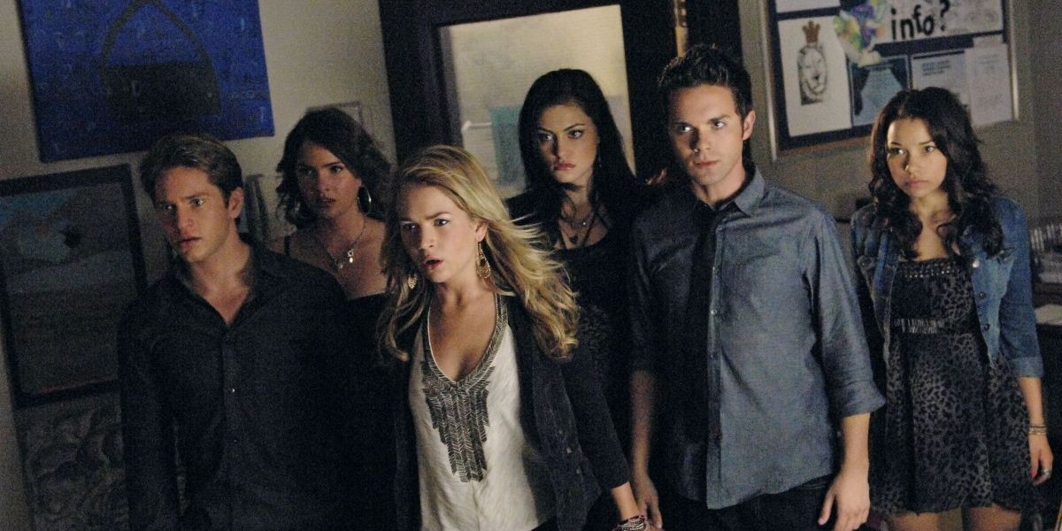The main characters standing together in The Secret Circle