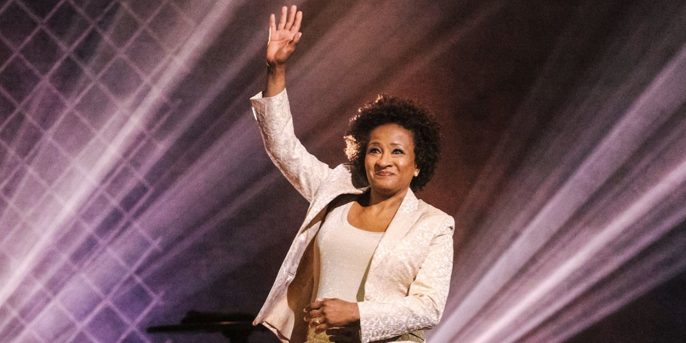 wanda sykes performing comedy on stage.