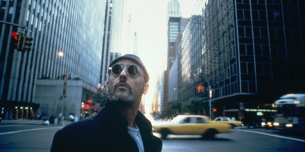 Leon andando pelas ruas de Nova York com táxis amarelos passando