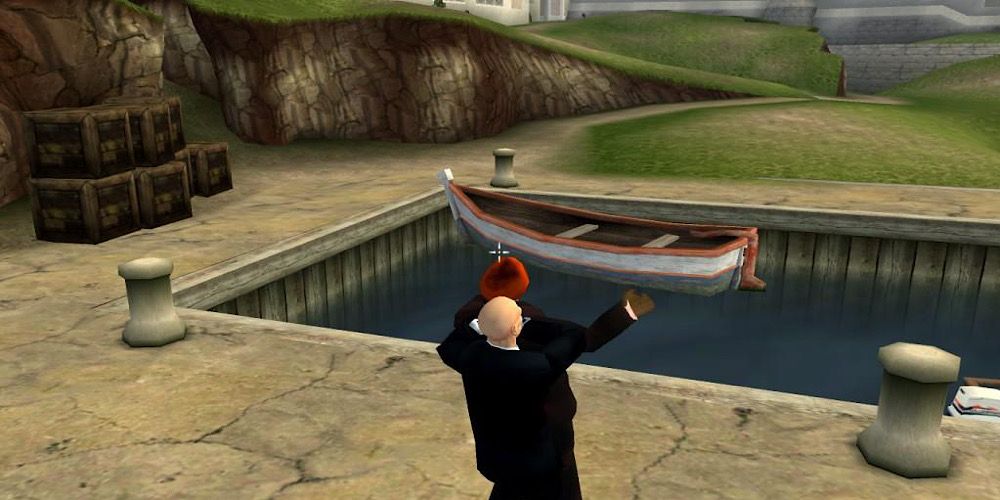 Agent 47 strangles an enemy with fibre wire outside a palace in Hitman 2: Silent Assassin
